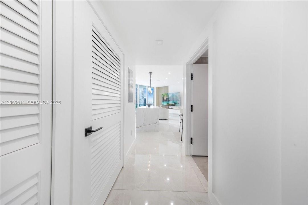 For Sale: $650,000 (2 beds, 2 baths, 935 Square Feet)