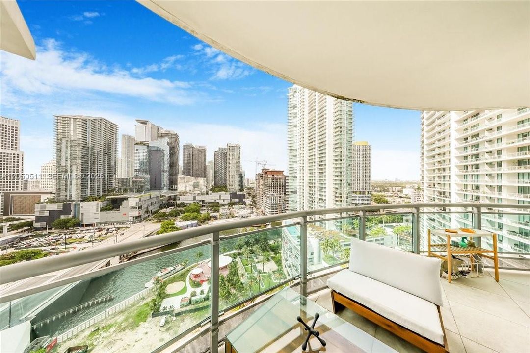 For Sale: $650,000 (2 beds, 2 baths, 935 Square Feet)