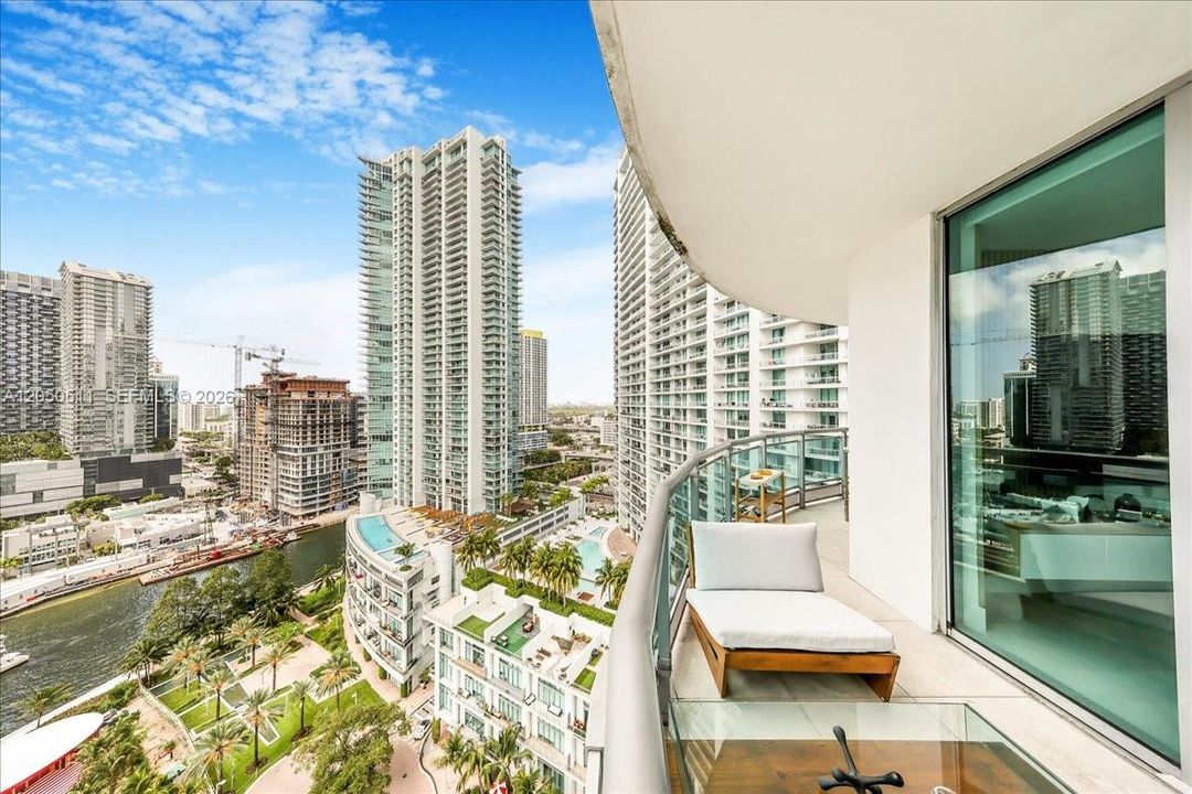 For Sale: $650,000 (2 beds, 2 baths, 935 Square Feet)