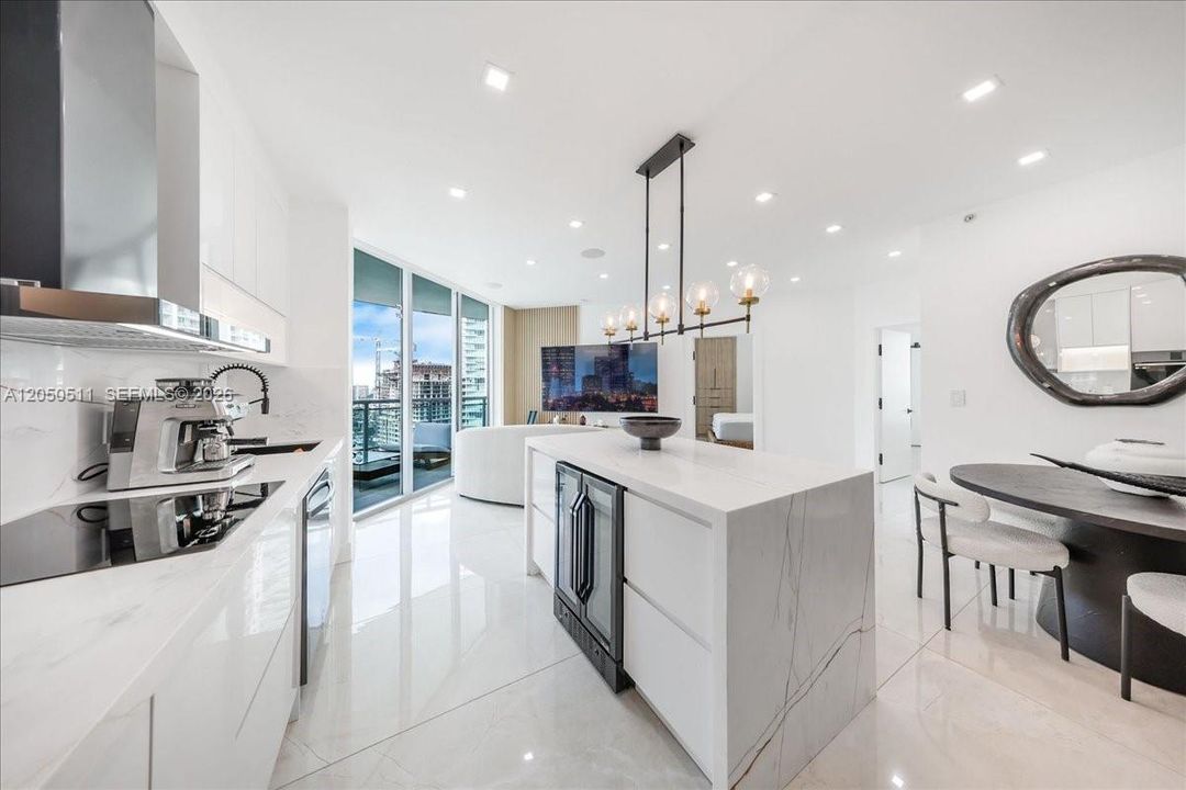 For Sale: $650,000 (2 beds, 2 baths, 935 Square Feet)