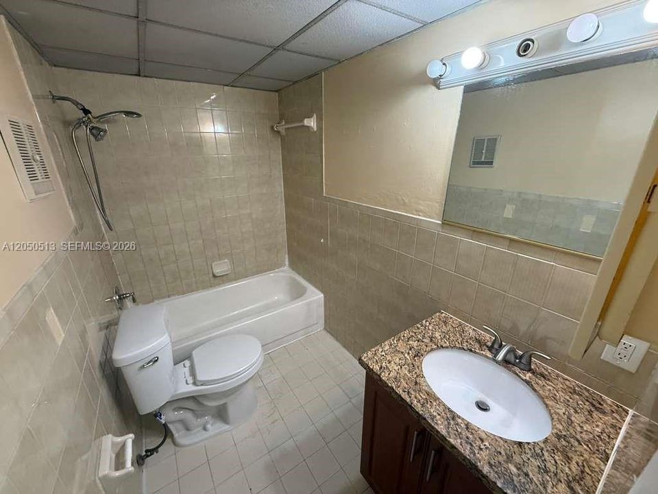 For Rent: $2,050 (2 beds, 1 baths, 866 Square Feet)