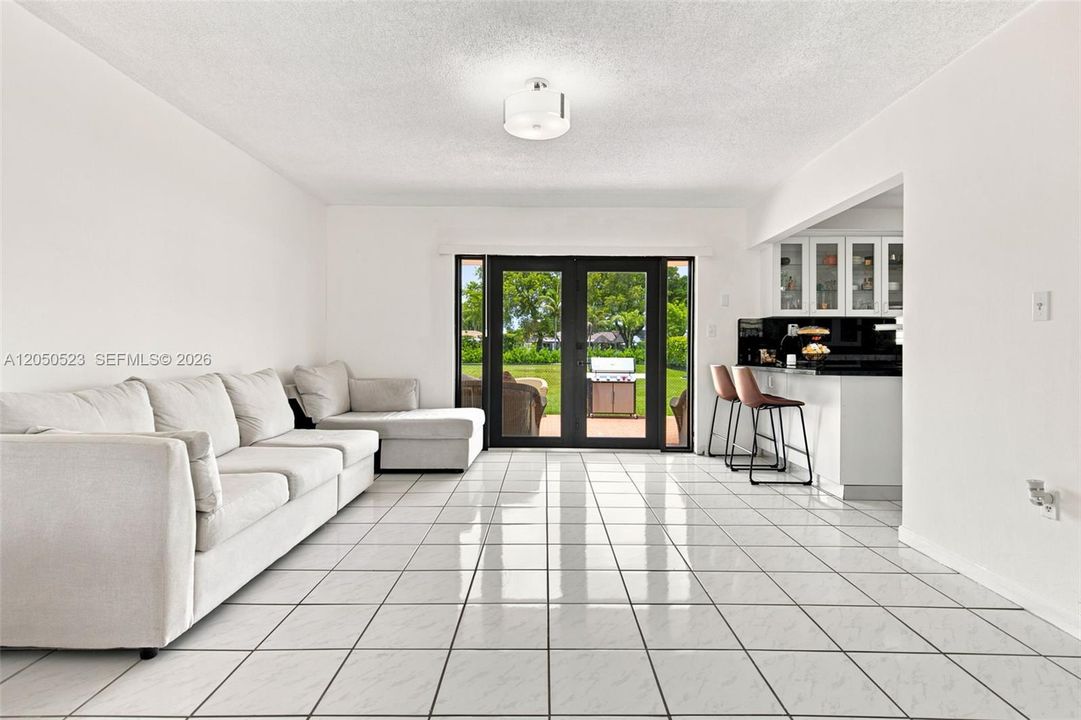 For Sale: $1,200,000 (4 beds, 2 baths, 2112 Square Feet)