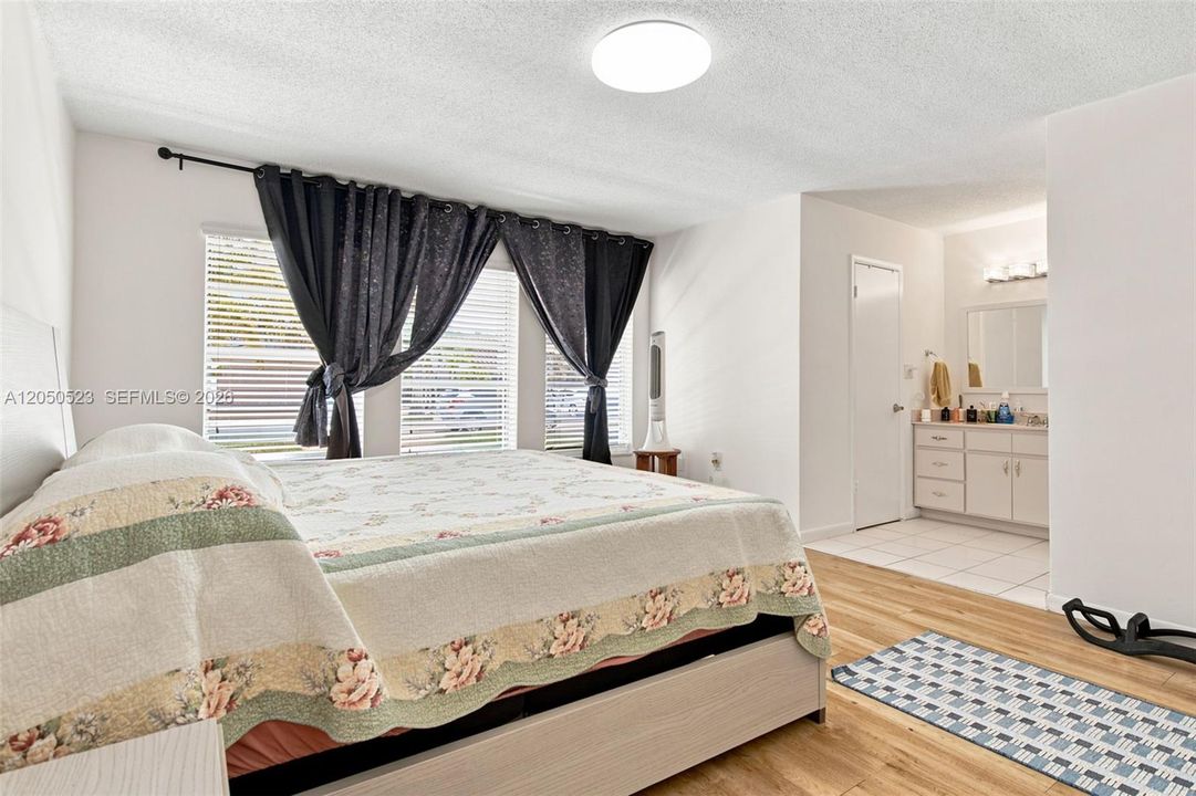 For Sale: $1,200,000 (4 beds, 2 baths, 2112 Square Feet)