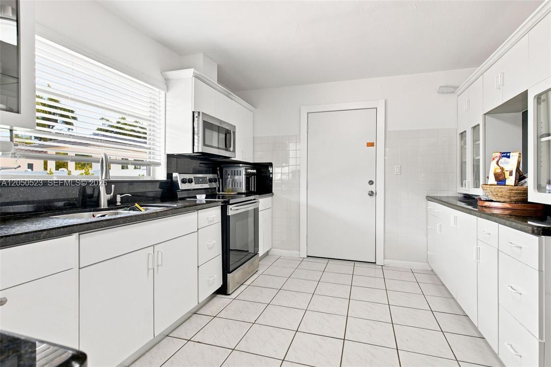 For Sale: $1,200,000 (4 beds, 2 baths, 2112 Square Feet)