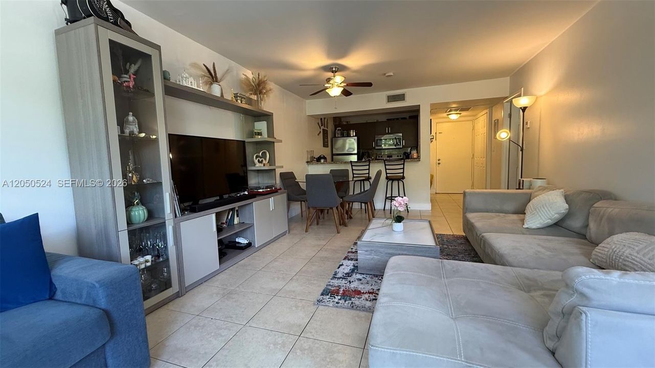 For Rent: $1,950 (1 beds, 1 baths, 710 Square Feet)