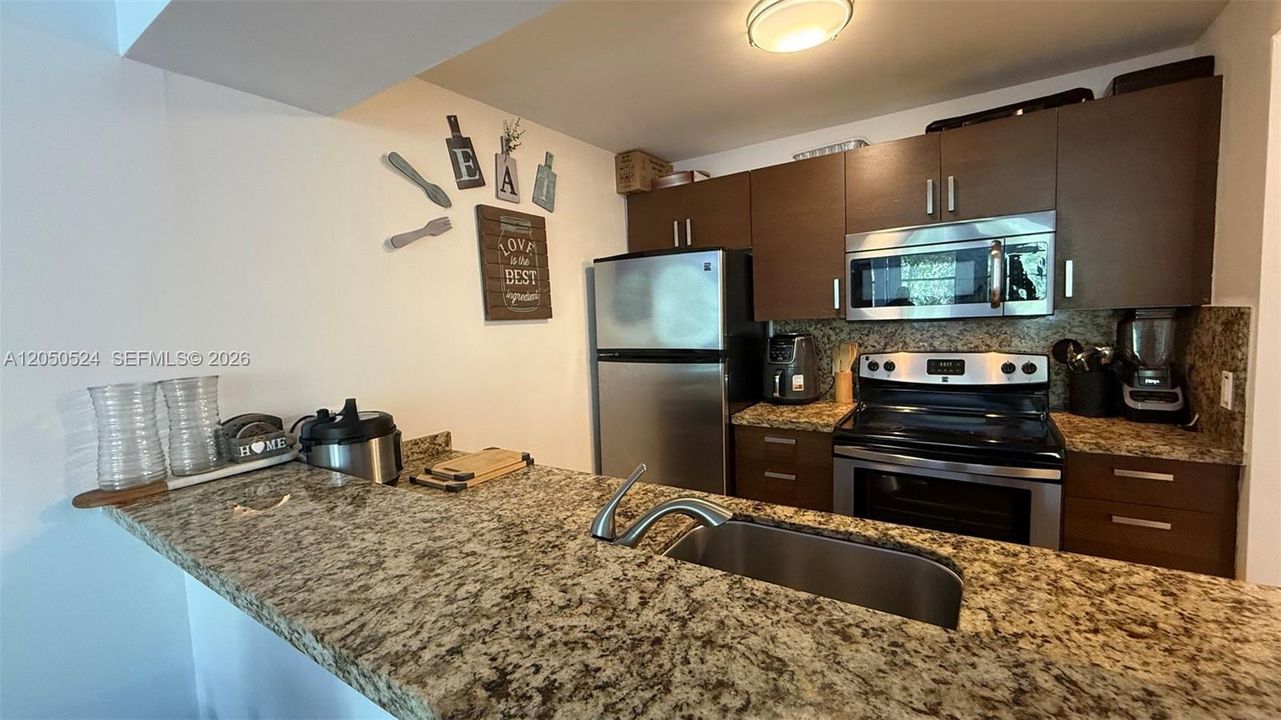 For Rent: $1,950 (1 beds, 1 baths, 710 Square Feet)