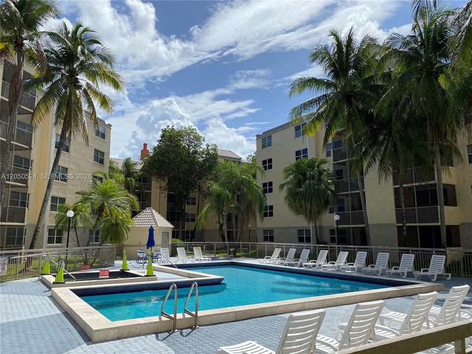 For Rent: $1,950 (1 beds, 1 baths, 710 Square Feet)