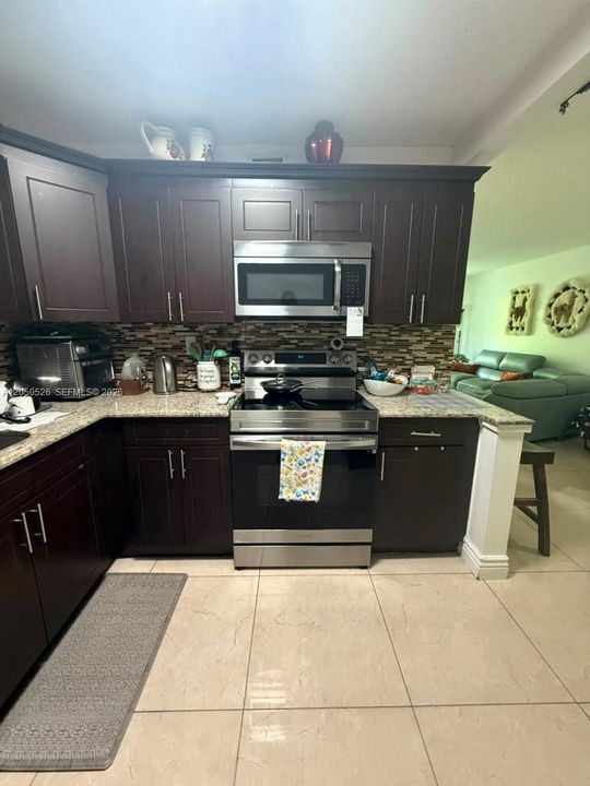 For Sale: $268,000 (2 beds, 2 baths, 900 Square Feet)