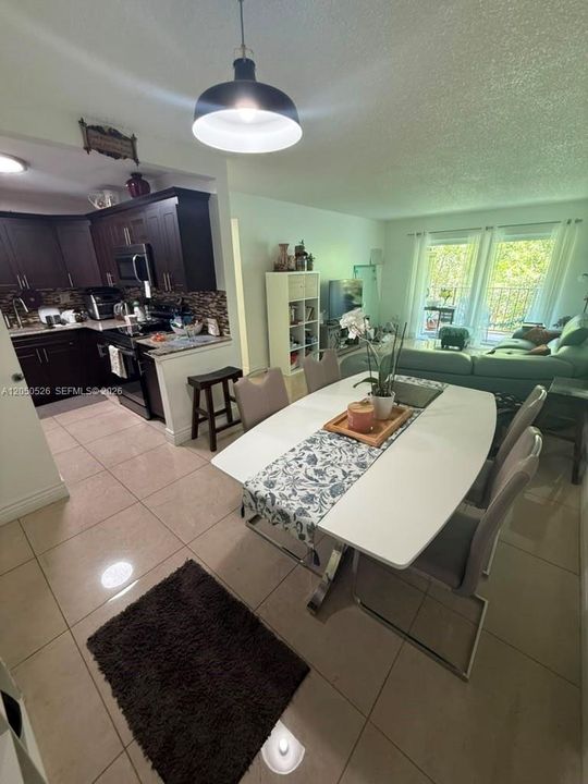 For Sale: $268,000 (2 beds, 2 baths, 900 Square Feet)
