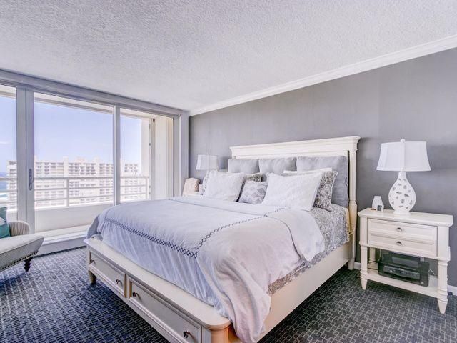 MASTERBEDROOM WITH TV