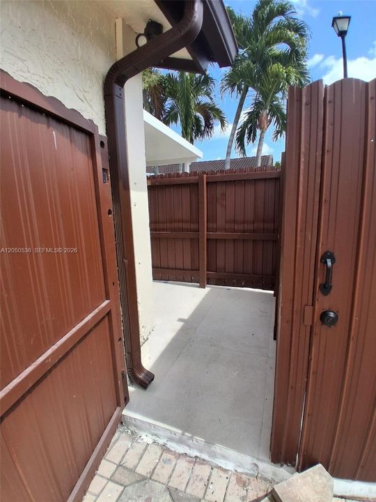 For Rent: $1,950 (1 beds, 1 baths, 1796 Square Feet)