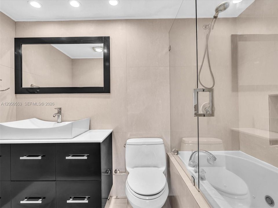На продажу: $195,000 (2 спален, 2 ванн, 1132 Квадратных фут)