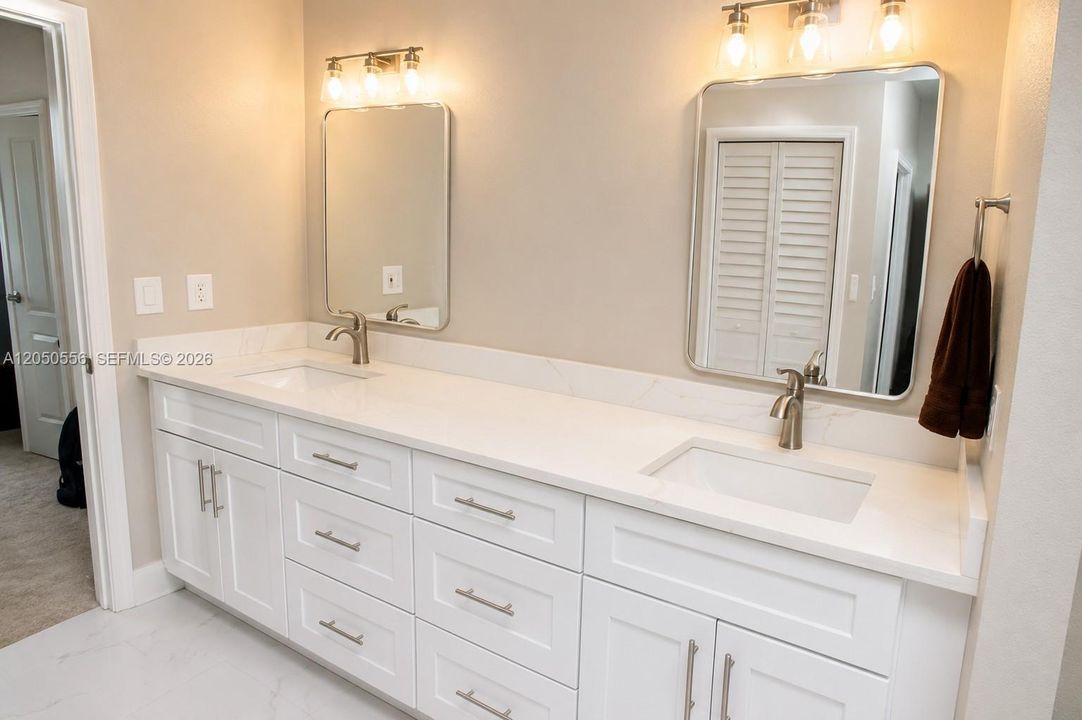 DOUBLE SINKS PRIME BATH