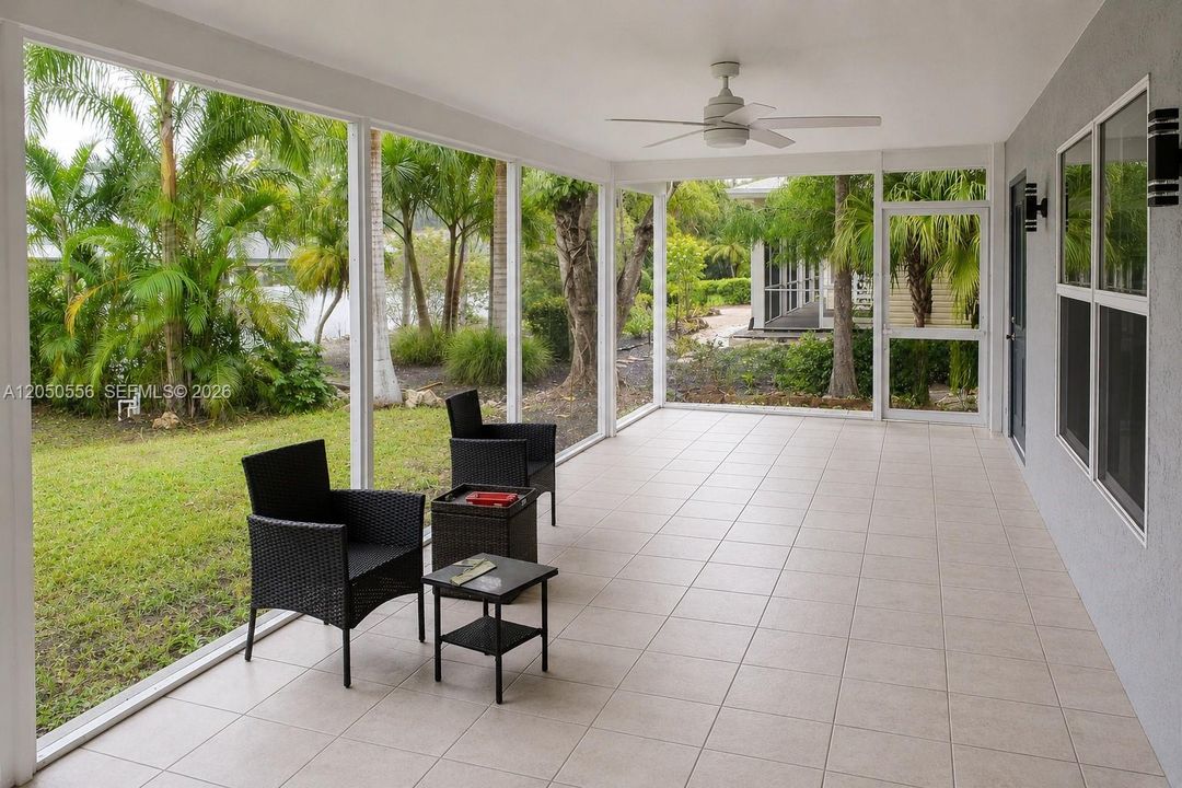 COVERED SCREENED LANAI