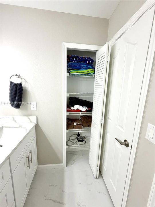 BATHROOM 2 TCLOSET