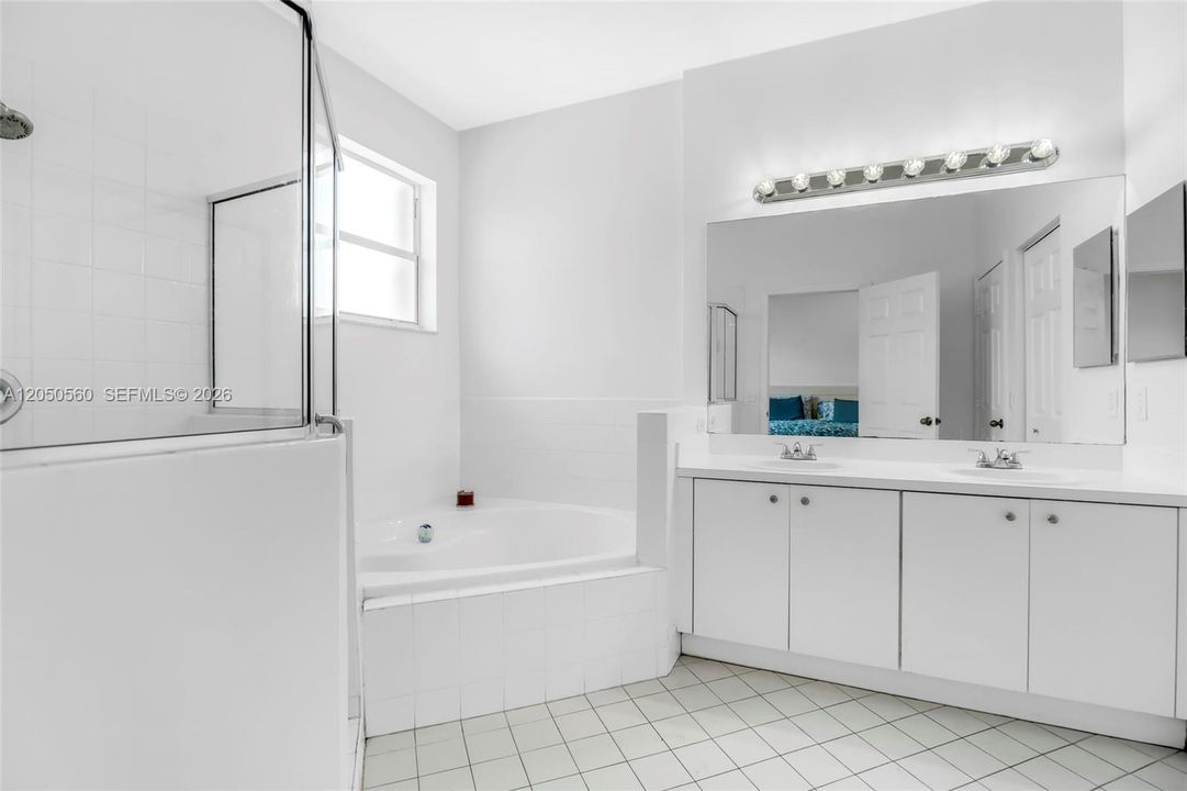 For Sale: $399,999 (2 beds, 2 baths, 1282 Square Feet)