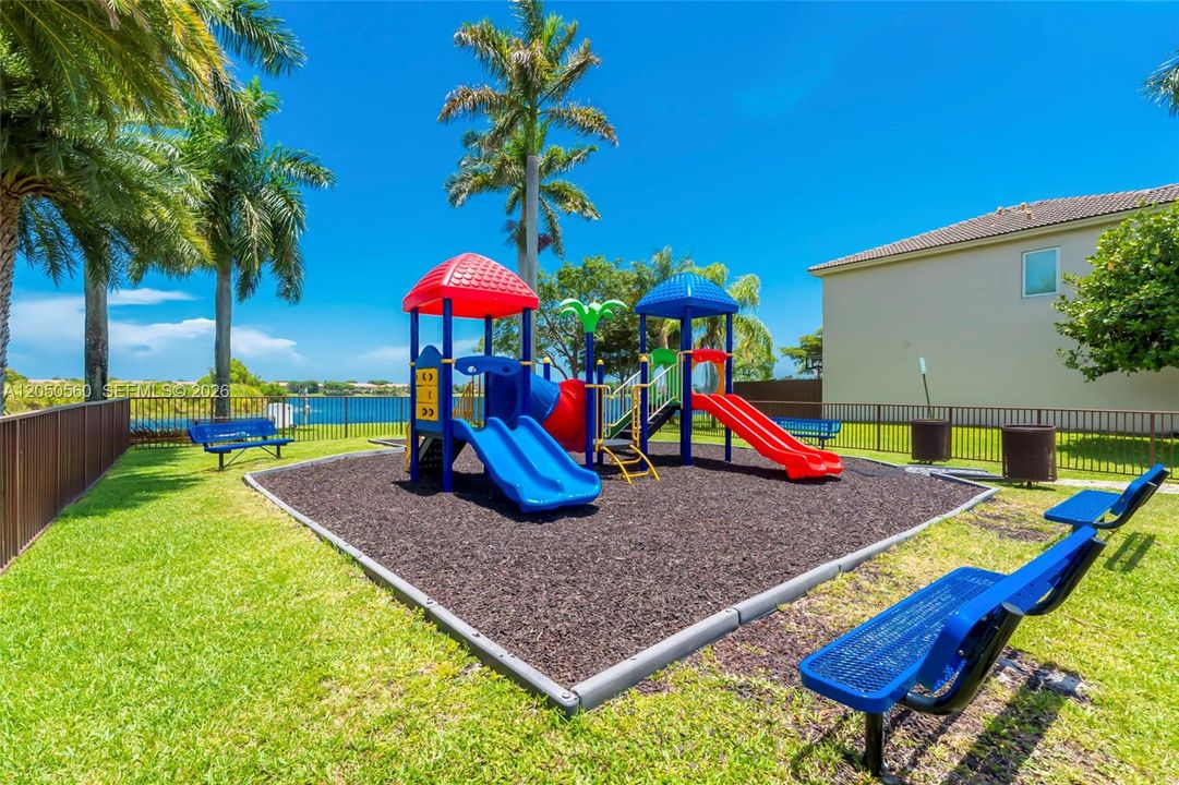 For Sale: $399,999 (2 beds, 2 baths, 1282 Square Feet)