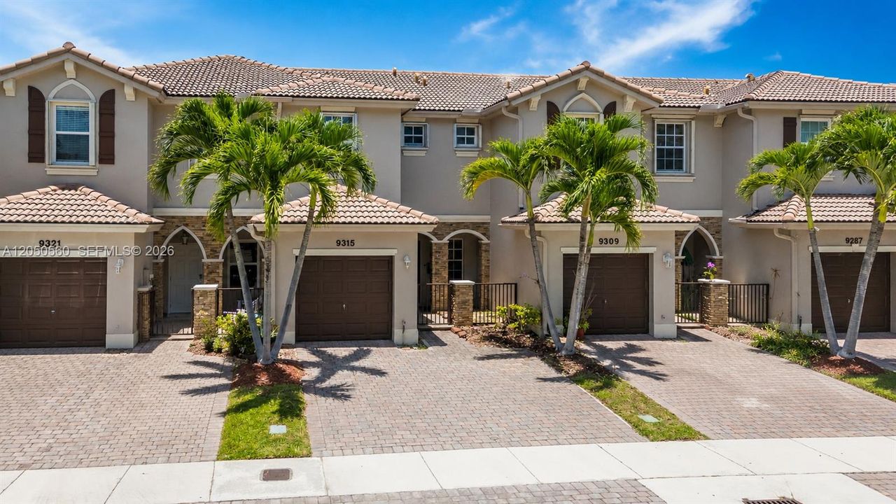 For Sale: $399,999 (2 beds, 2 baths, 1282 Square Feet)
