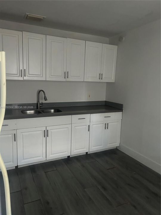 For Rent: $1,700 (2 beds, 1 baths, 734 Square Feet)