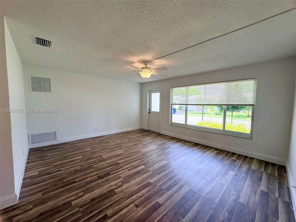 For Rent: $2,150 (2 beds, 1 baths, 1034 Square Feet)