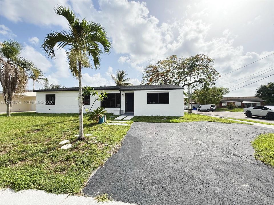 For Sale: $499,000 (4 beds, 2 baths, 1470 Square Feet)