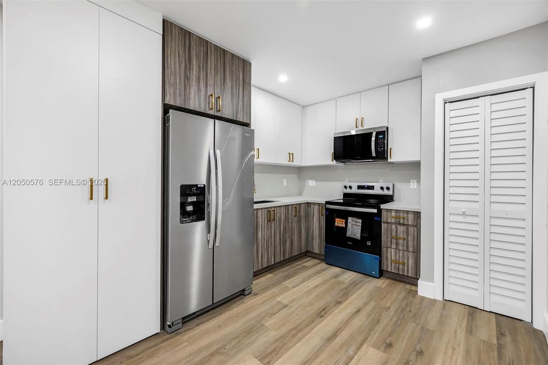For Rent: $2,500 (2 beds, 2 baths, 725 Square Feet)