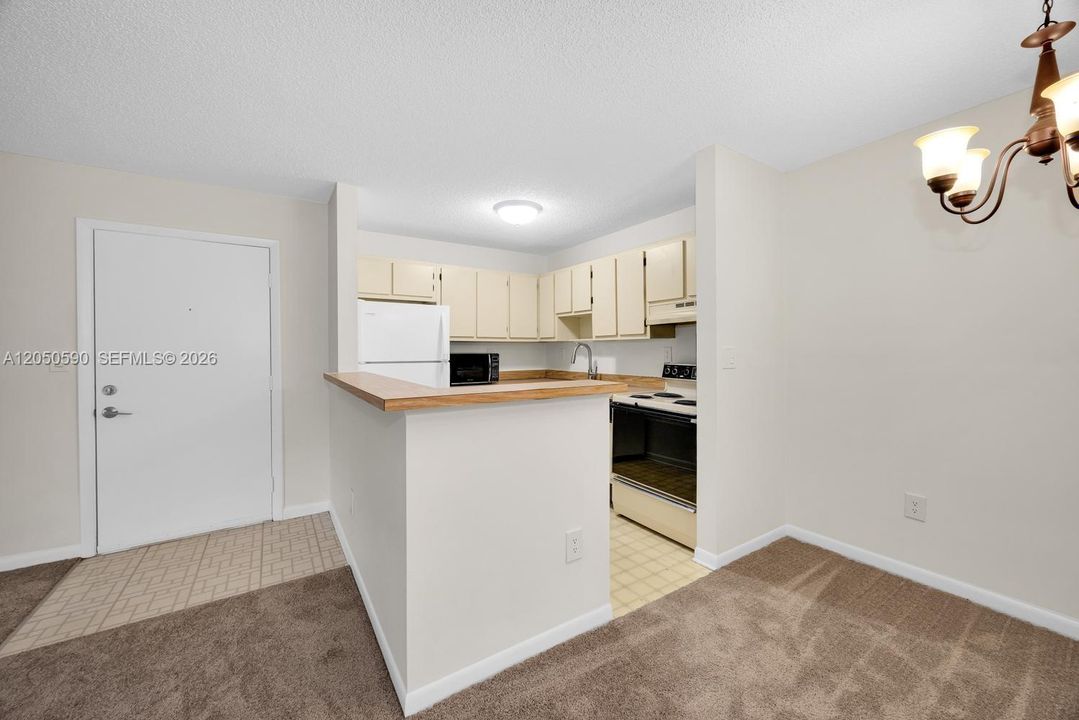 For Sale: $235,000 (2 beds, 2 baths, 870 Square Feet)