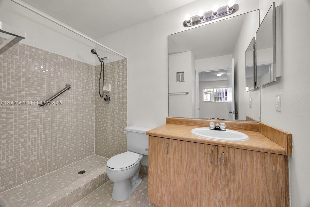For Sale: $235,000 (2 beds, 2 baths, 870 Square Feet)