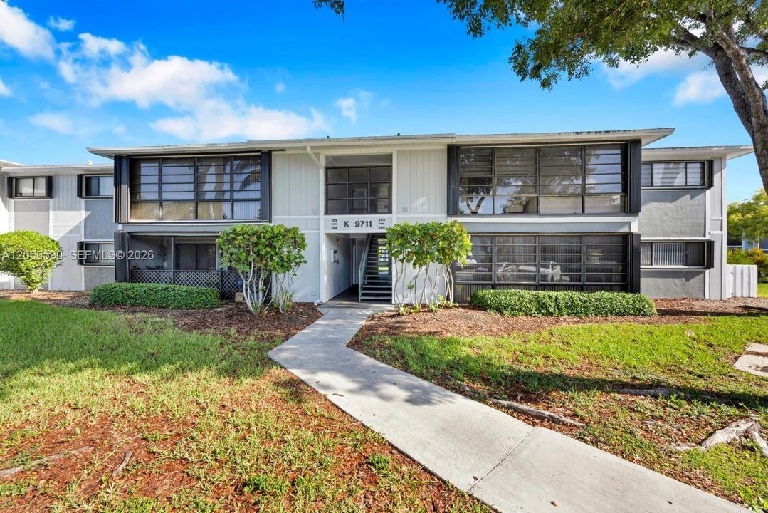 For Sale: $235,000 (2 beds, 2 baths, 870 Square Feet)