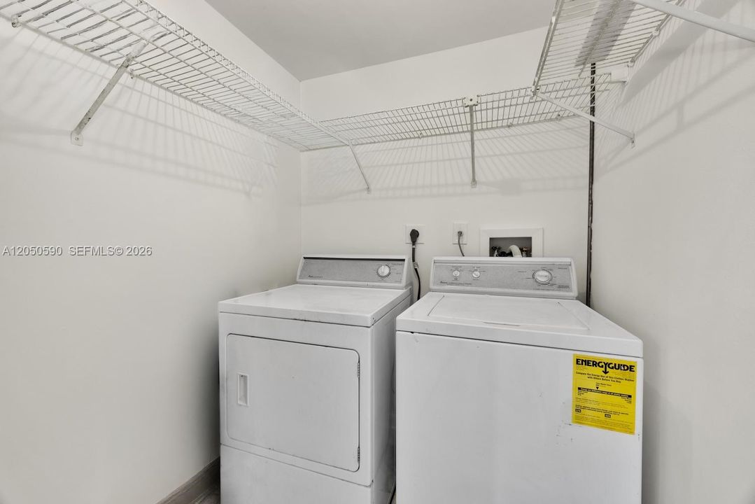 For Sale: $235,000 (2 beds, 2 baths, 870 Square Feet)
