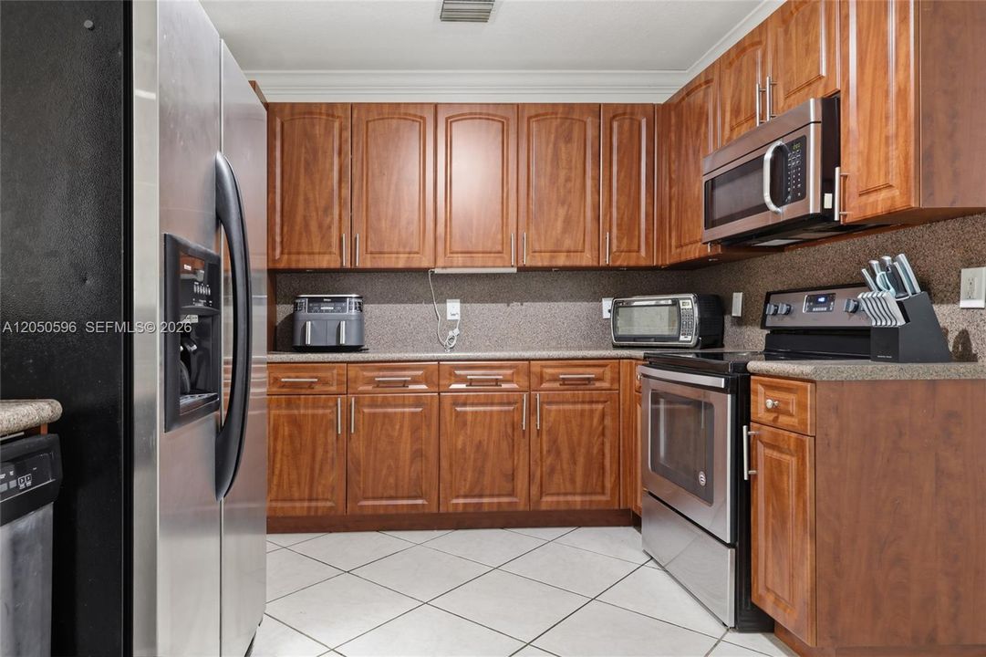 For Sale: $529,999 (4 beds, 2 baths, 2201 Square Feet)
