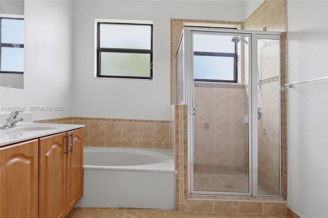 Master Bathroom -Dual Sinks, Seperate, tub and Shower