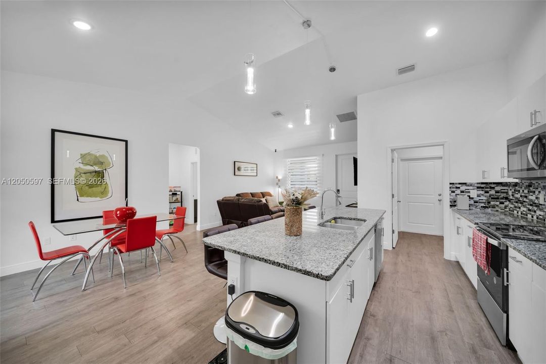 For Sale: $315,700 (3 beds, 2 baths, 1408 Square Feet)