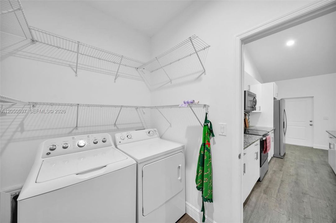 For Sale: $315,700 (3 beds, 2 baths, 1408 Square Feet)