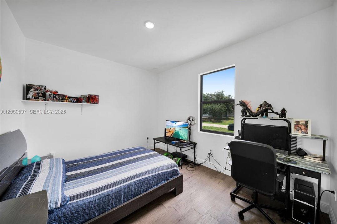 For Sale: $315,700 (3 beds, 2 baths, 1408 Square Feet)