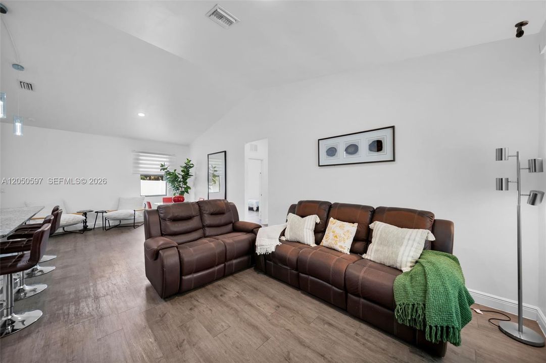 For Sale: $315,700 (3 beds, 2 baths, 1408 Square Feet)