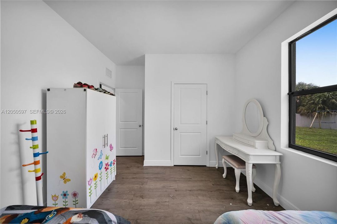 For Sale: $315,700 (3 beds, 2 baths, 1408 Square Feet)