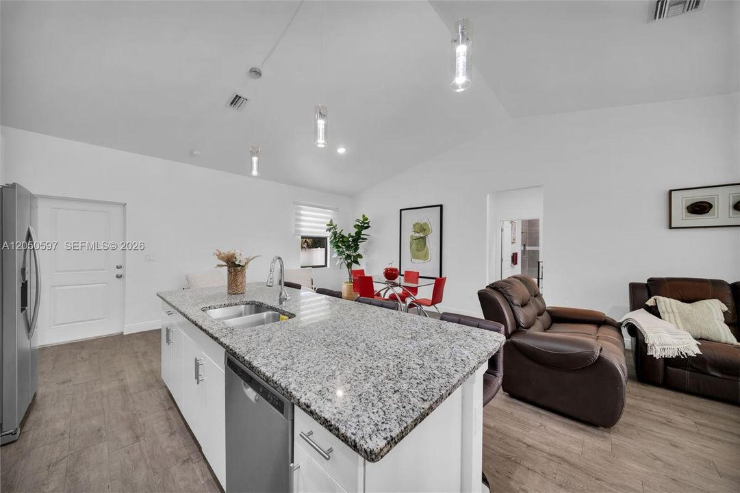 For Sale: $315,700 (3 beds, 2 baths, 1408 Square Feet)