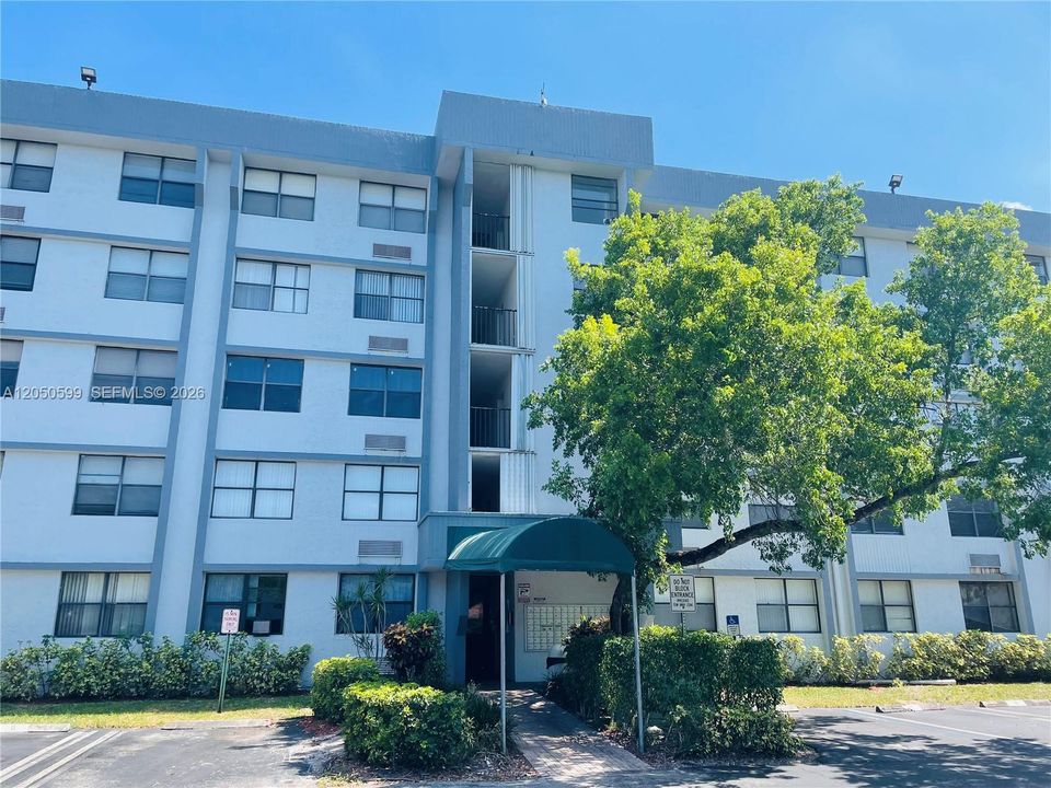 For Rent: $1,475 (1 beds, 1 baths, 606 Square Feet)