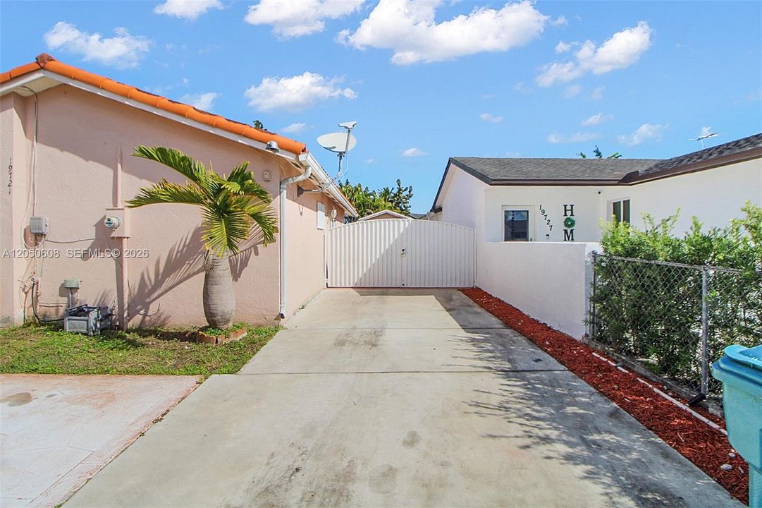 For Sale: $500,000 (2 beds, 2 baths, 1156 Square Feet)