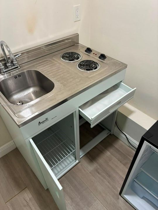 For Rent: $1,700 (1 beds, 1 baths, 1330 Square Feet)