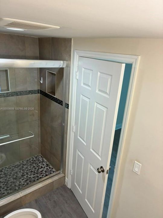 For Rent: $1,700 (1 beds, 1 baths, 1330 Square Feet)
