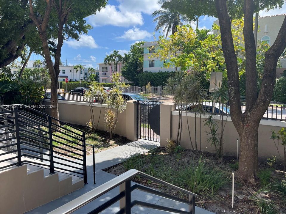 For Rent: $2,500 (1 beds, 1 baths, 525 Square Feet)