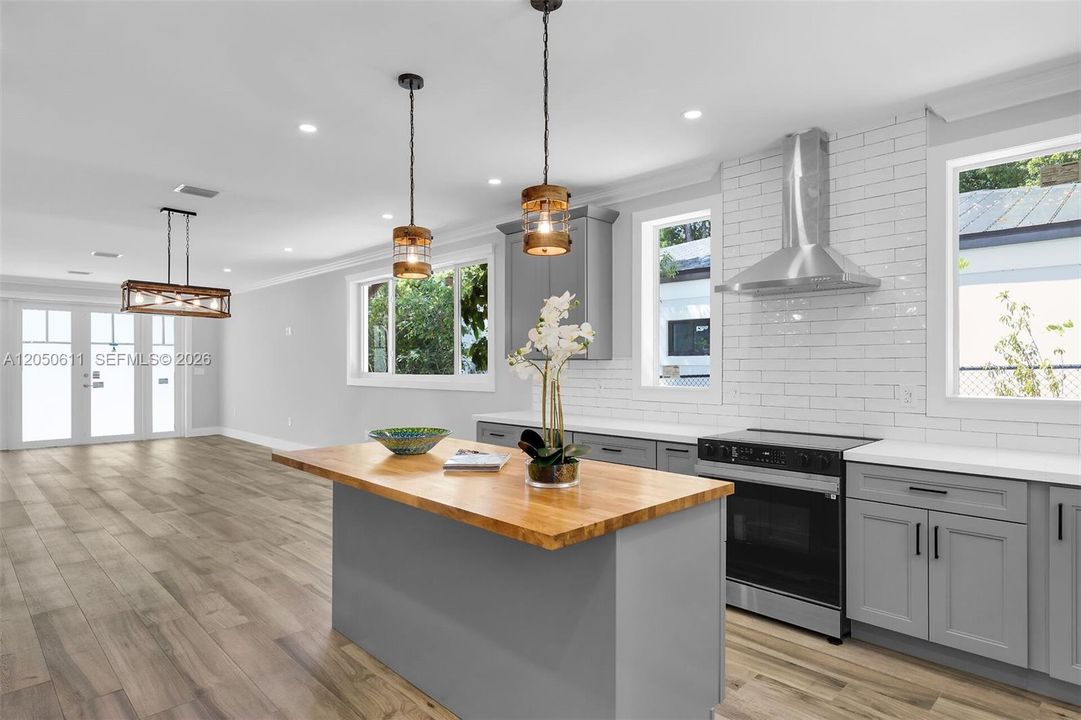 En Venta: $799,000 (3 camas, 2 baños, 1552 Pies cuadrados)