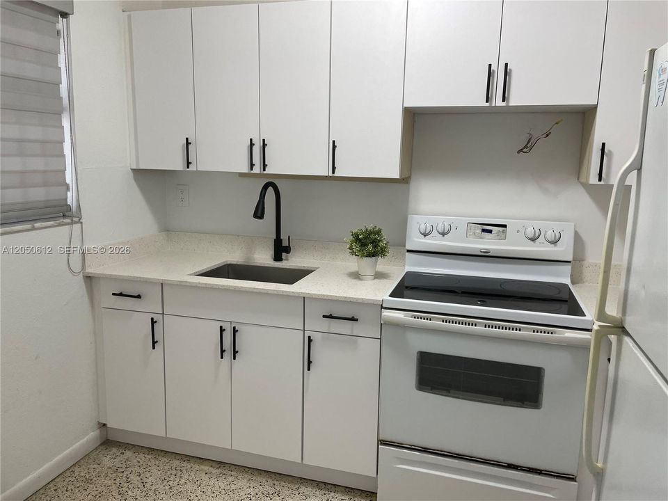 For Sale: $195,000 (2 beds, 1 baths, 769 Square Feet)