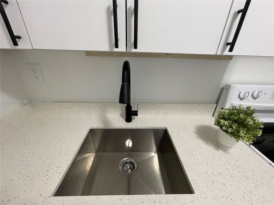 For Sale: $195,000 (2 beds, 1 baths, 769 Square Feet)