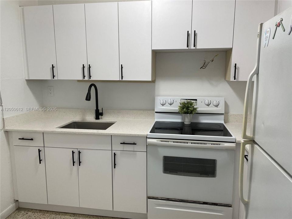 For Sale: $195,000 (2 beds, 1 baths, 769 Square Feet)