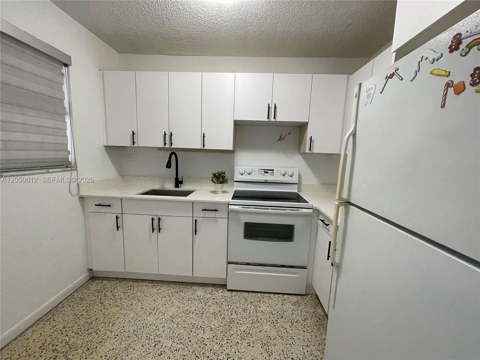 For Sale: $195,000 (2 beds, 1 baths, 769 Square Feet)