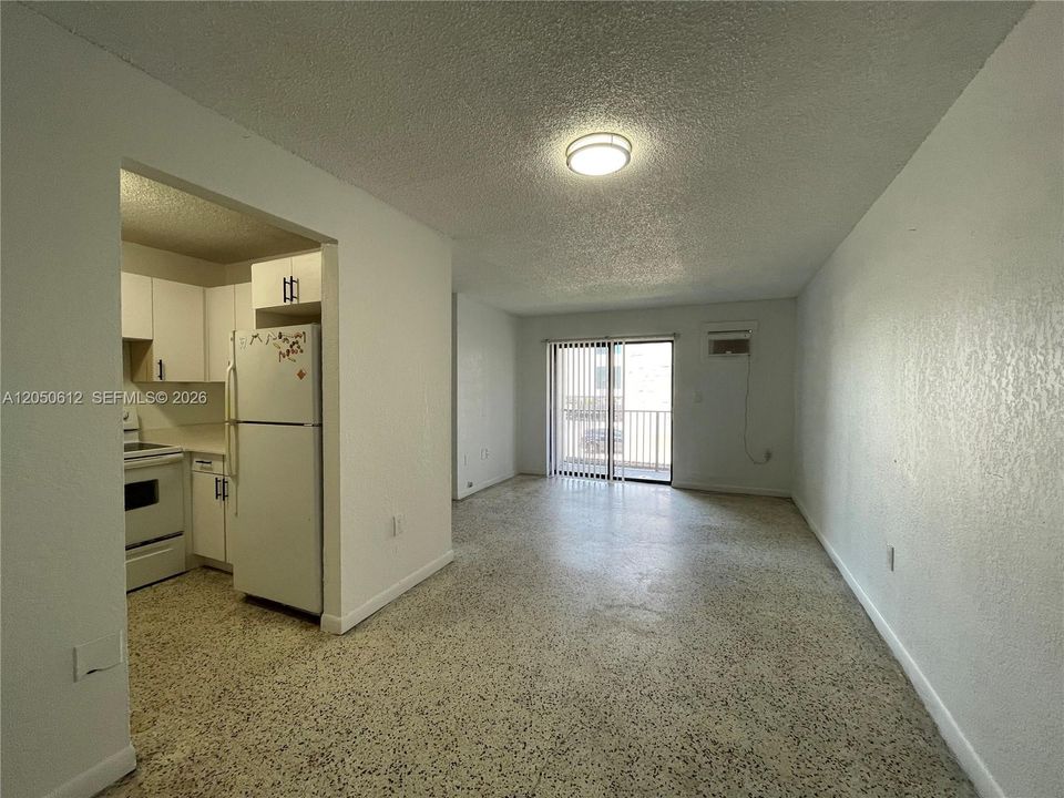 For Sale: $195,000 (2 beds, 1 baths, 769 Square Feet)