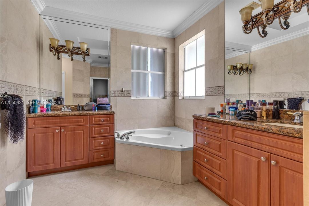 For Sale: $999,000 (4 beds, 3 baths, 2589 Square Feet)